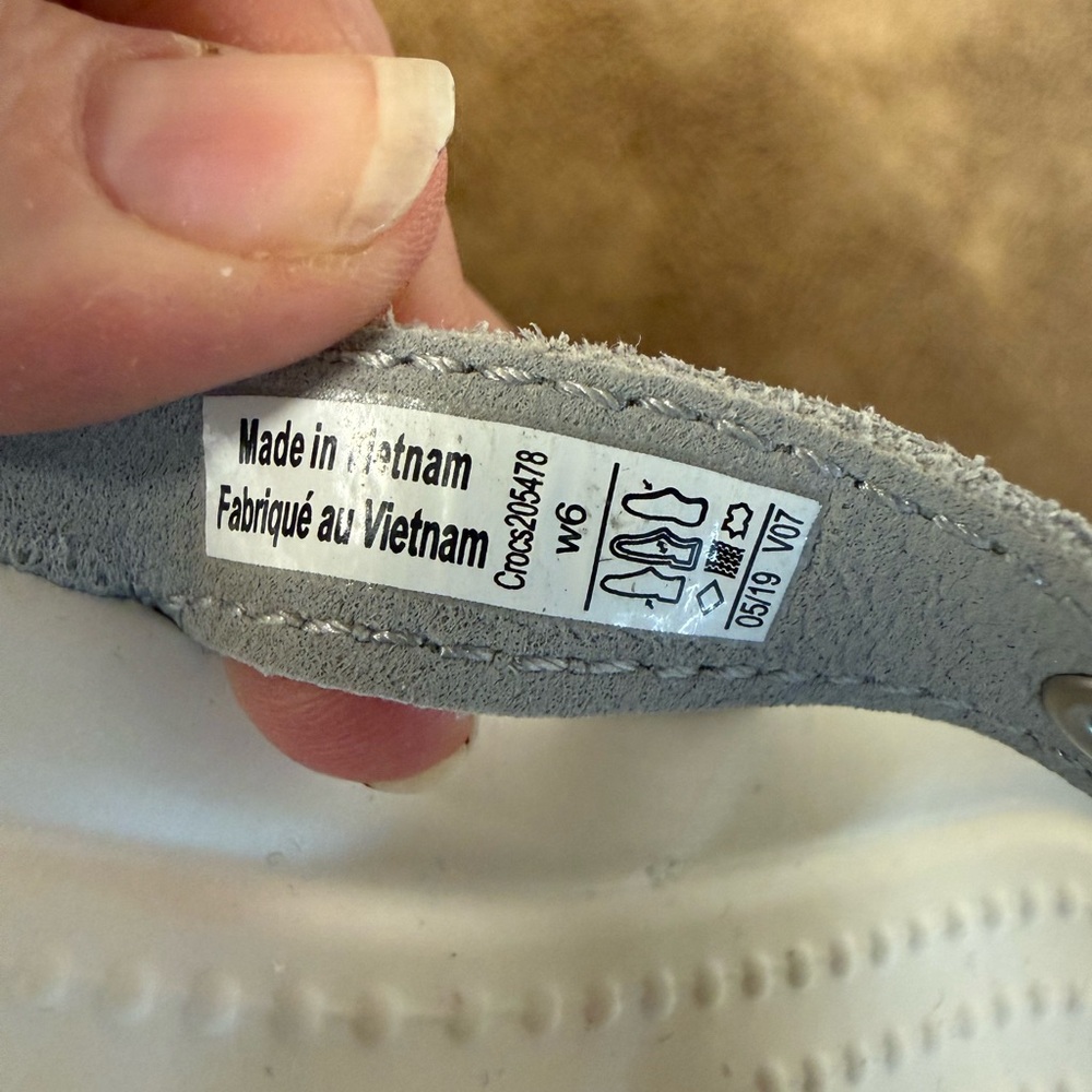 CROCS Silver Women's Capri Flip Flops - Picture 8 of 8